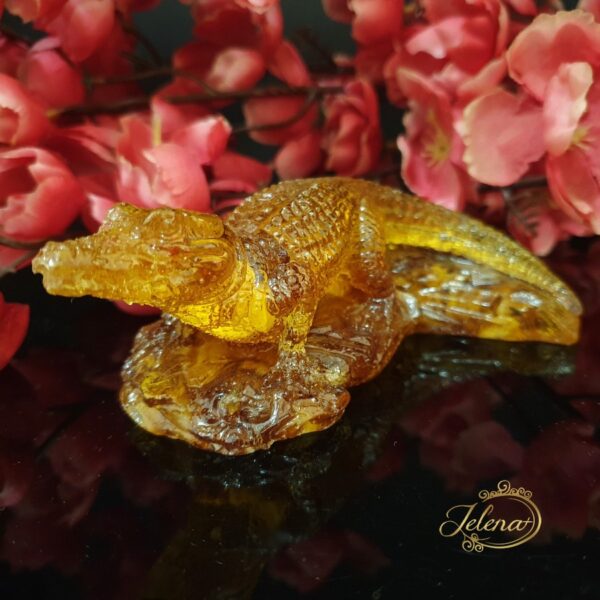 010 Figura ćilibar