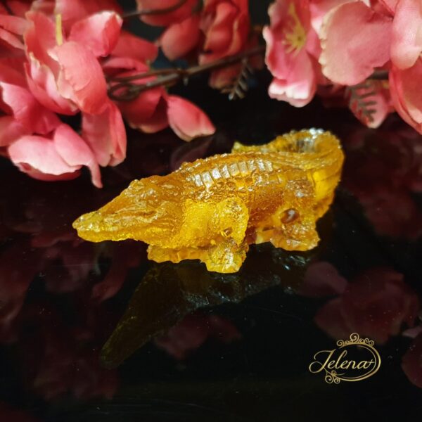 016 Figura ćilibar
